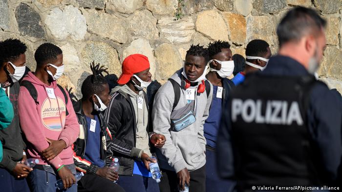 Barco humanitario con 89 migrantes rescatados del Mediterráneo atraca en Sicilia