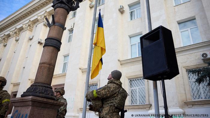 Zelenski iza la bandera ucraniana en la recién liberada Jersón y declara «el principio del fin de la guerra»