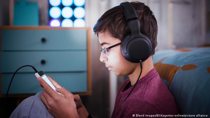 Más de mil millones de jóvenes corren el riesgo de perder la audición por el uso de auriculares, advierte estudio