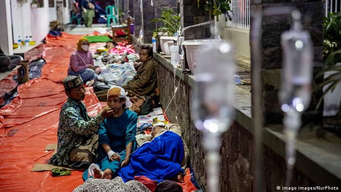 Indonesia busca sobrevivientes de terremoto que dejó 252 muertos