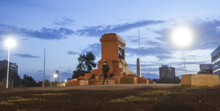 Plinto de estatua del General Baquedano será retirado desde Plaza Italia