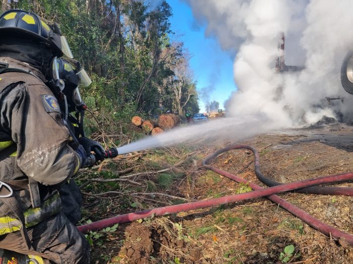 Reportan ataque incendiario en La Araucanía: afectó a maquinaria que reparaba un camino en Loncoche
