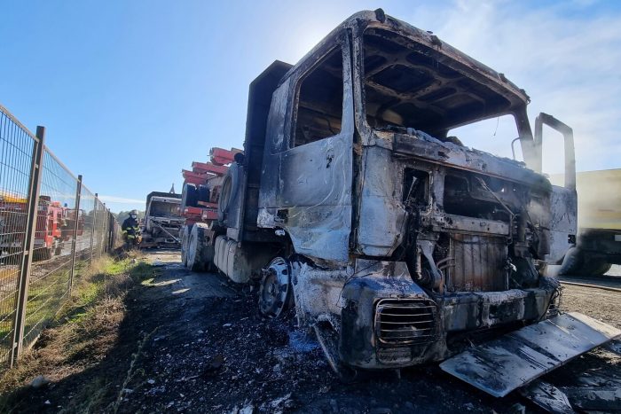 Nuevo ataque incendiario en La Araucanía: tres camiones y maquinaria resultaron dañados