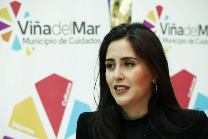 Alcaldesa Ripamonti sale al paso de denuncia de concejales de oposición y califica como «tradición comunal» millonario gasto en retratos