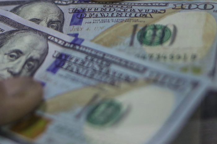 Dólar cae de los $900 y peso chileno se fortalece