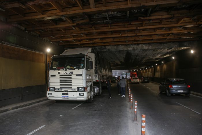 Camión queda atrapado en paso bajo nivel en Providencia: tránsito se ha restablecido
