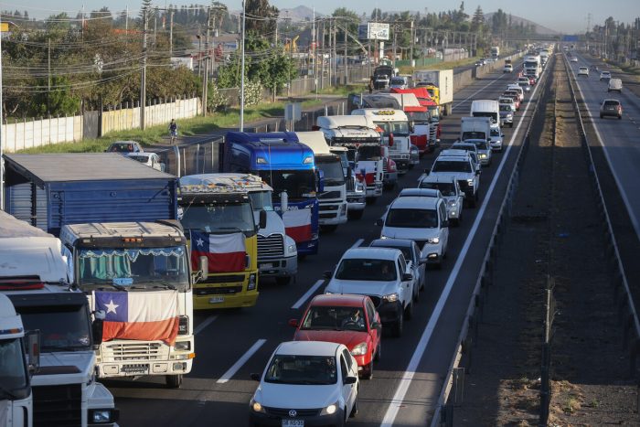 Camioneros inician paro indefinido bloqueando rutas del país