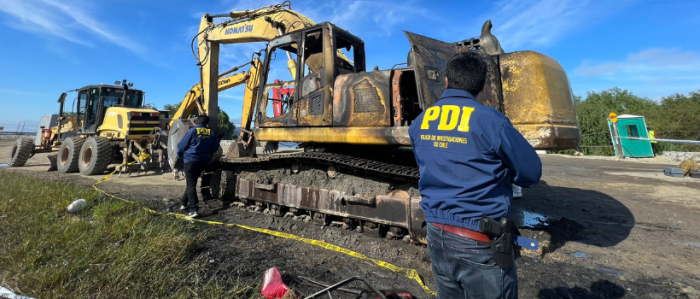 Ataque incendiario en Concepción deja una retroexcavadora quemada