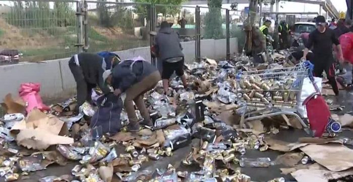 Camión con cervezas sufre accidente en Lo Valledor: hay detenidos por saqueo del interior de la maquinaria