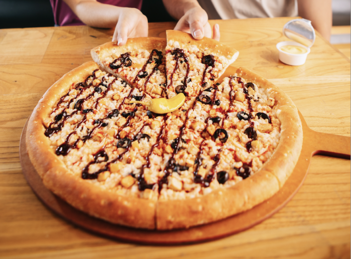 Presentan la primera pizza a base de plantas que imita el sabor del tradicional pollo BBQ