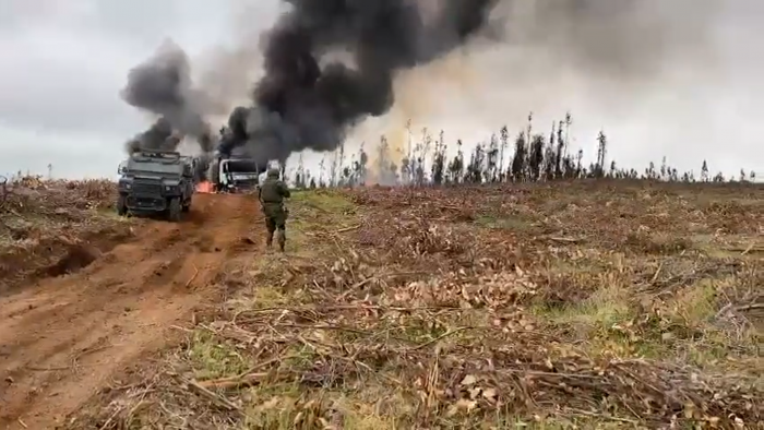Nuevo ataque incendiario en fundo de La Araucanía dejó seis vehículos y maquinarias quemadas