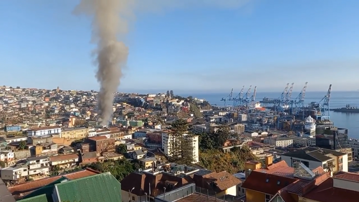 Incendio en cerro Cordillera de Valparaíso deja nueve damnificados y un hombre en riesgo vital