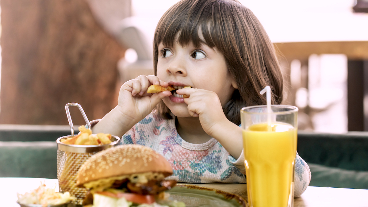 niño comiendo una comida