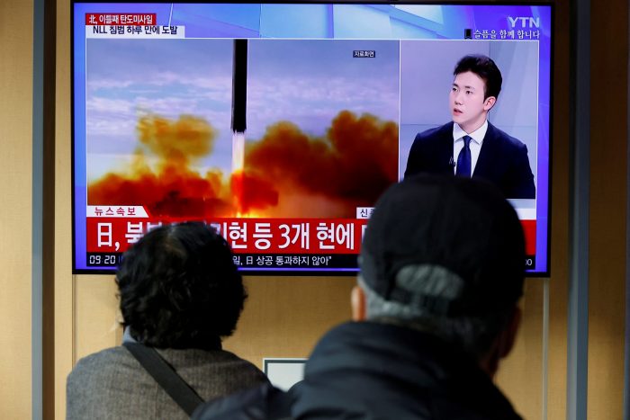 Corea del Norte lanza tres misiles más, uno de los cuales activa alerta en Japón