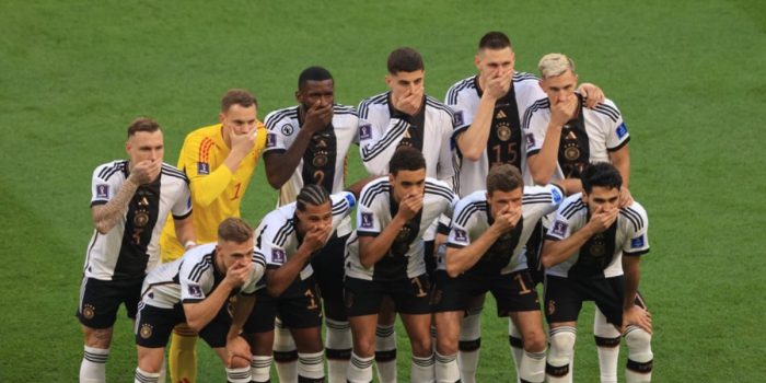 Jugadores de Alemania se tapan la boca tras polémica por brazalete en la previa a su duelo contra Japón en Qatar 2022