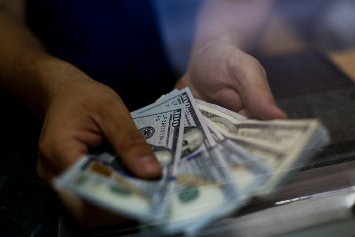 Dólar continúa descendiendo y se mantiene bajo los $880 pesos