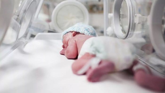 Niñas y niños prematuros: Alrededor de 19 mil partos en Chile se presentan antes de tiempo
