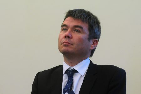 Mena emplaza al Presidente Kast: “Esta guerra de intereses fósiles va contra los intereses del país”