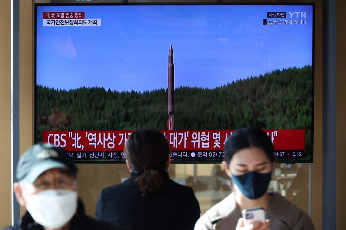 Un misil norcoreano cae por primera vez en la costa surcoreana; Seúl responde con lanzamientos