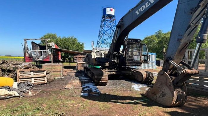 Ataque incendiario a empresa de agua potable rural en Victoria deja bodega y retroexcavadora quemada
