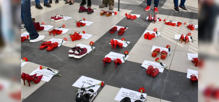 ‘‘Zapatos Rojos’’: realizan intervención para visibilizar a víctimas de femicidio en Alto Hospicio