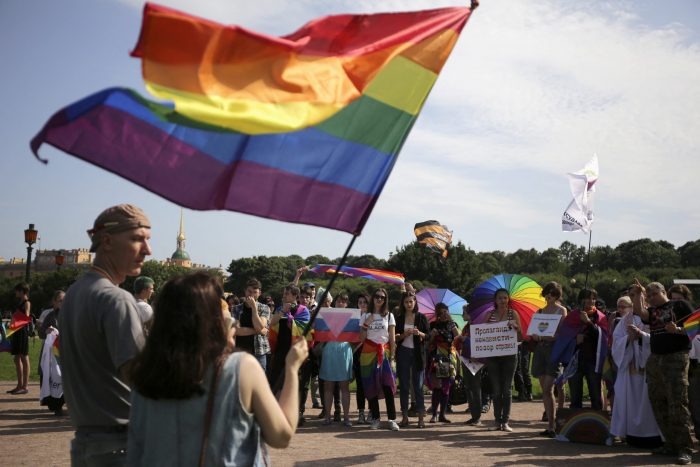Parlamento ruso aprueba una ley que prohíbe la «propaganda LGBT» en todas las edades