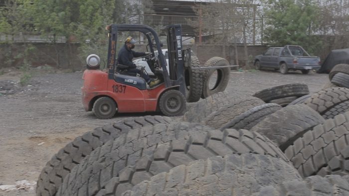 De neumáticos abandonados a canchas de fútbol: proyecto recibe 32 toneladas diarias y convierte el residuo en productos con valor agregado