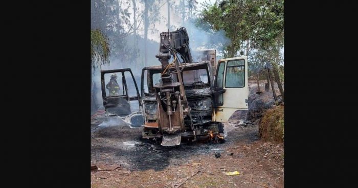 Se registran dos ataques incendiarios en La Araucanía: dejaron una casa y máquinas quemadas