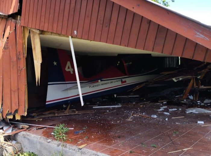 Avioneta de la FACh cayó al interior de recinto educacional en Chillán: se reporta un lesionado
