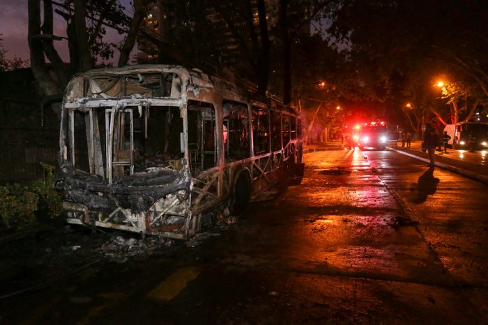 Sujetos queman bus del transporte público en cercanías del ex Pedagógico