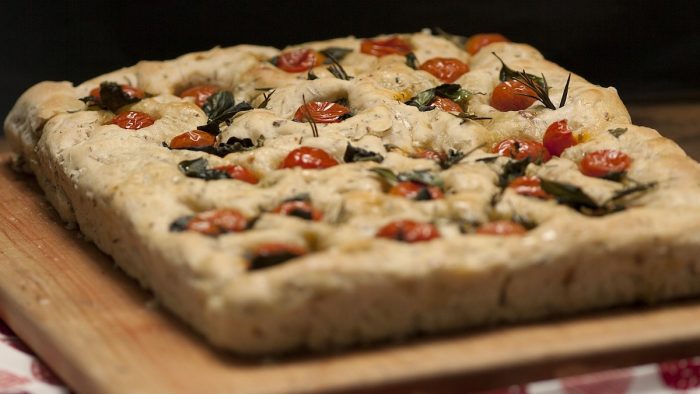Focaccia, el esponjoso pan italiano con hierbas cuyo consumo en Chile ha crecido hasta un 300%