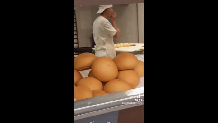 Seremi de Salud de Antofagasta prohíbe funcionamiento de panadería tras video que capta a panadero lamiendo pan