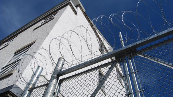 Informe revela miles de casos de abuso sexual en prisiones federales de EEUU
