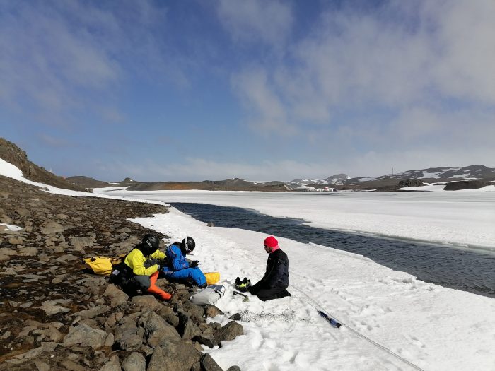 Inédito estudio analizará conectividad entre ecosistemas de hielo, nieve y agua en la Antártica