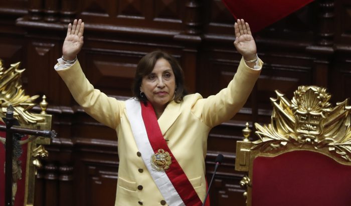 Crisis en Perú: Dina Boluarte jura como primera presidenta de la historia y dice que Pedro Castillo intentó un «golpe de Estado»