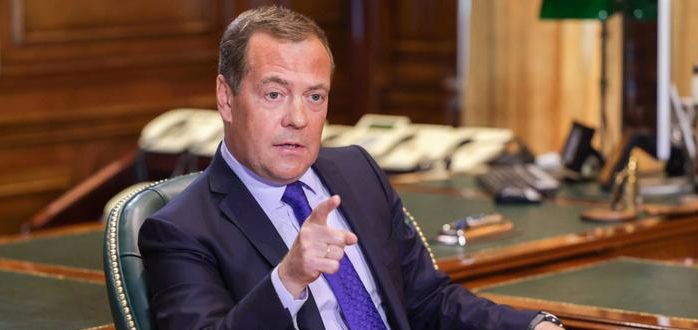 Expresidente Medvedev asegura que Moscú acelera su producción de armas