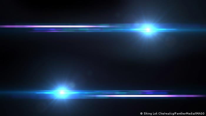 Truco cuántico envía la luz hacia delante y hacia atrás en el tiempo simultáneamente