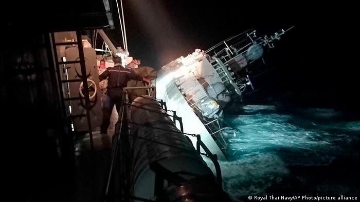 Al menos 33 desaparecidos tras naufragio de barco de la Marina tailandesa