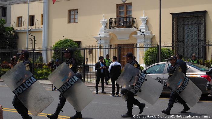 Perú detiene a generales acusados de pagar por sus ascensos