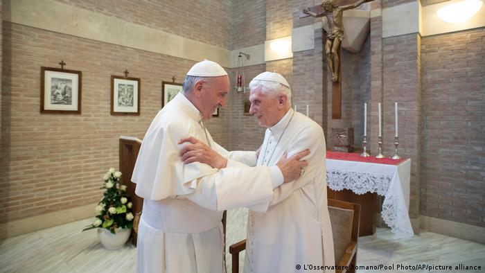 Francisco expresa su «gratitud» a Benedicto XVI tras su fallecimiento