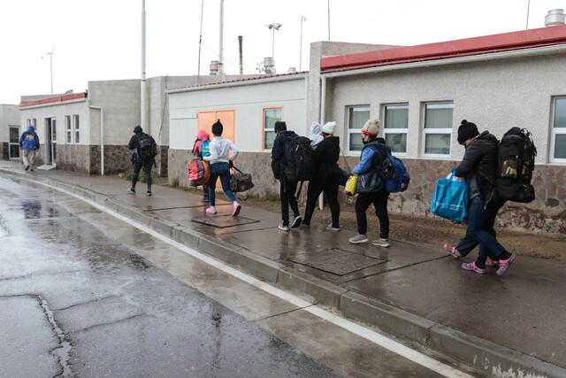 Brechas entre migrantes se acentúan por género y país de origen en Chile