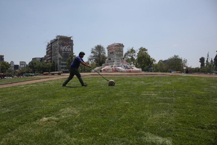Plaza Baquedano vuelve a lucir pasto tras remodelación de la Municipalidad de Providencia