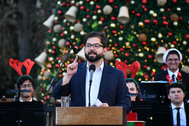 Presidente Boric enciende árbol de Navidad afuera de La Moneda: «Queremos que niños y niñas vuelvan a jugar a las plazas»