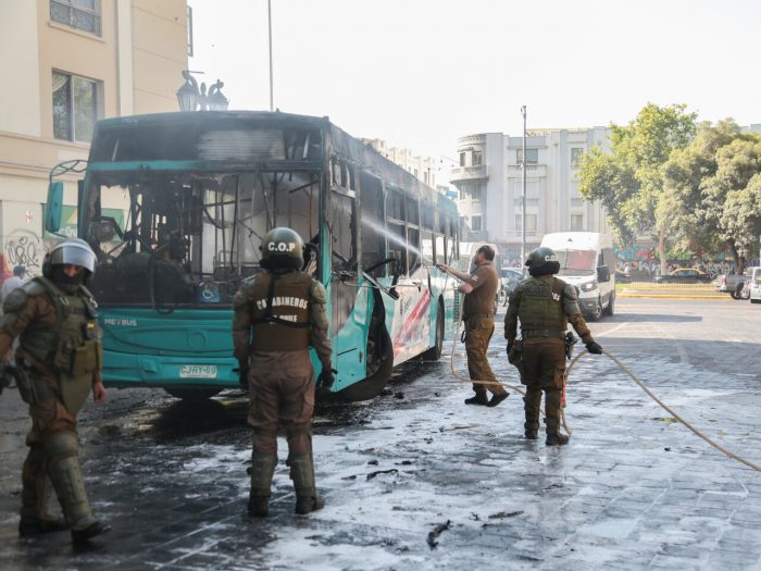 Encapuchados incendian bus del Transantiago en alrededores del Liceo del Aplicación