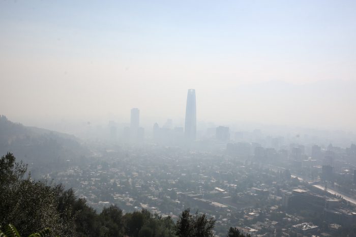 Autoridades decretan alerta de riesgo sanitario para la RM y evalúan suspender actividades por nube de humo