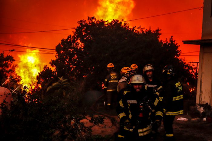 Incendio forestal en Viña del Mar deja una persona fallecida y 130 viviendas afectadas