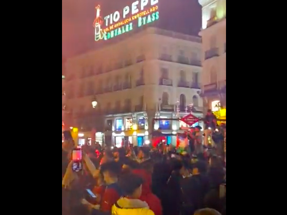 Marroquíes celebran en las calles de Madrid y Barcelona triunfo sobre España en Qatar 2022