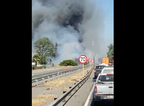 Suspenden tránsito en Ruta 78 por visibilidad reducida causada por incendio forestal en Melipilla