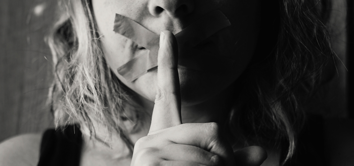 Golpes de silencio: tesis y pedofilia