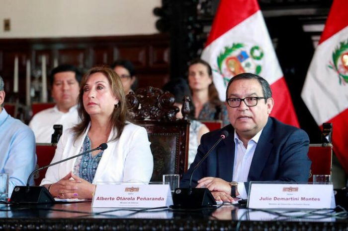 Dina Boluarte reordena su equipo y nombra a exministro de Defensa como jefe de Gabinete de Perú